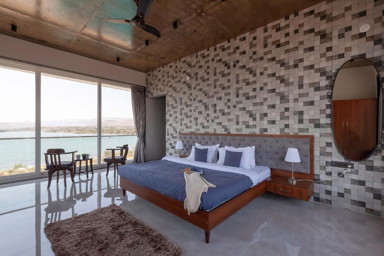 Stayvista'S Bellisimo Panorama - Lakeside Oasis With Infinity Pool, Modern Interiors, Open-To-Sky Bathtub, And Lush Green Lawn Nashik Eksteriør billede